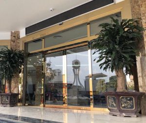 Có nên chọn cửa SM cho khách sạn cao cấp không