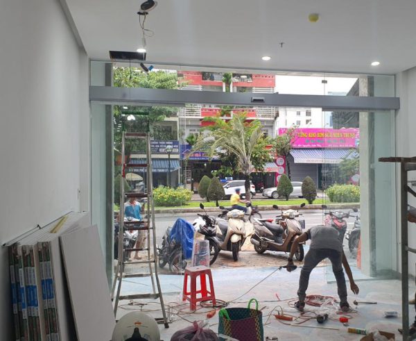 Cửa trượt tự động xếp lớp - Nâng tầm cuộc sống hiện đại