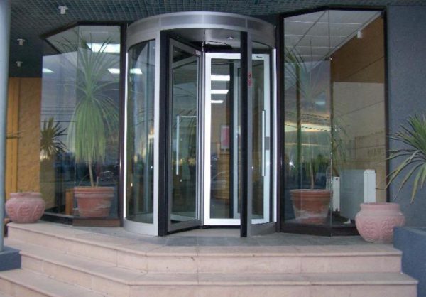 Cửa xoay tròn tự động thường được sử dụng cho những công trình nào
