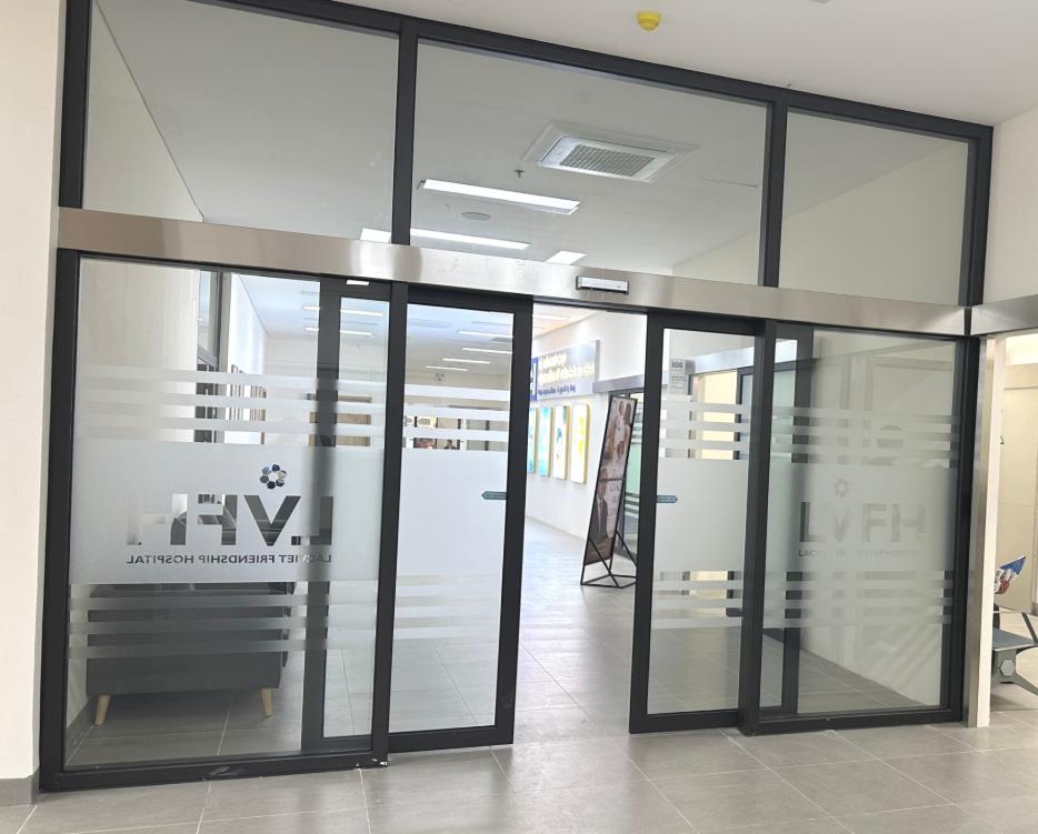 So sánh cửa trượt mở cong tự động và cửa trượt gấp tự động