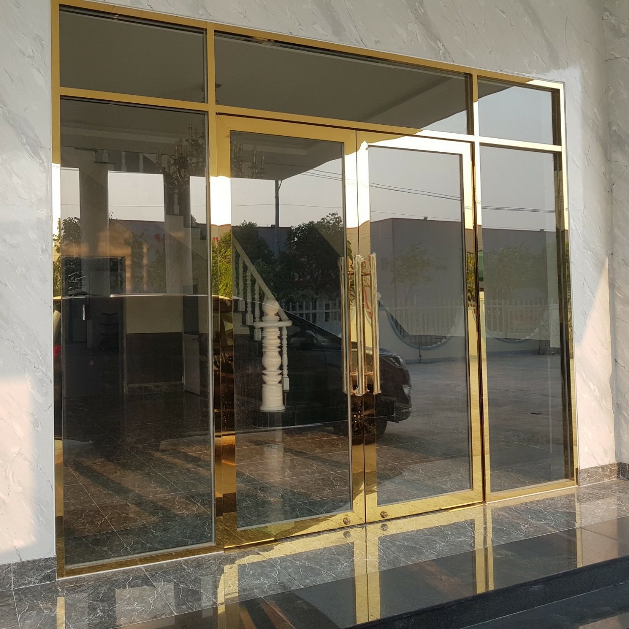 Các quy định pháp lý nào liên quan đến việc lắp đặt và sử dụng cửa tự động?